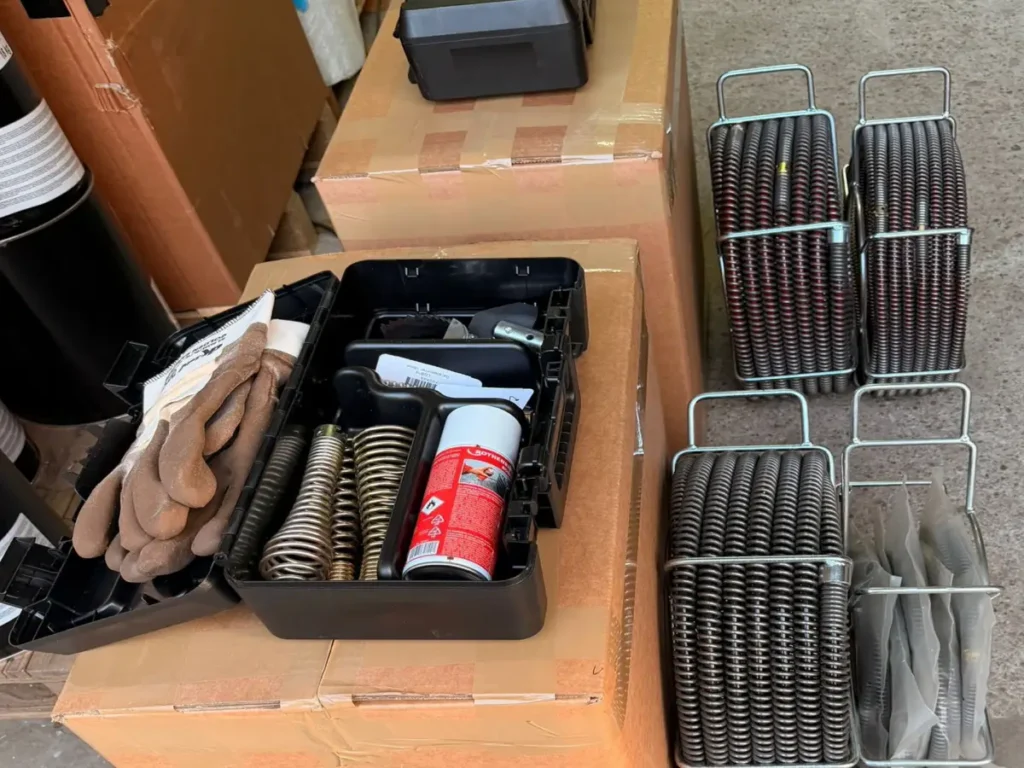 Rohrreinigungsset mit Spiralen Schutzhandschuhen und Pflegespray